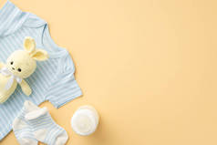 婴儿的概念。蓝色婴儿衣服、袜子、奶瓶和毛绒玩具在孤立的彩色背景图片。