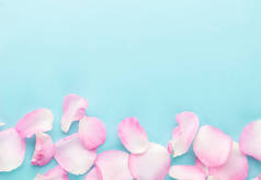 玫瑰花瓣花瓣贴在油腻的背景上.情人节背景。平面布局，顶视图，复制空间.