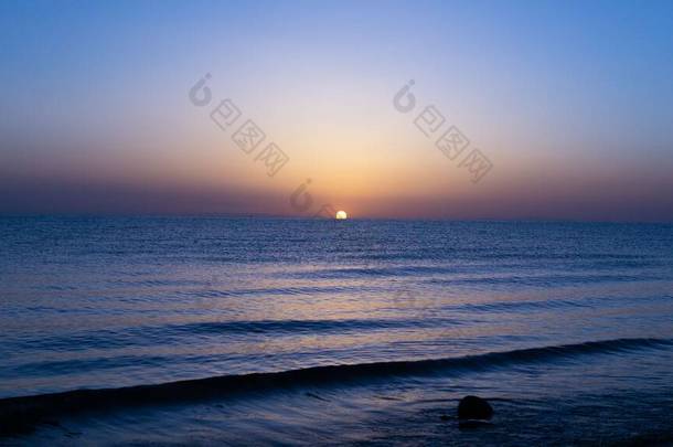 青海省青海湖上的海浪美丽的景色，夕阳西下