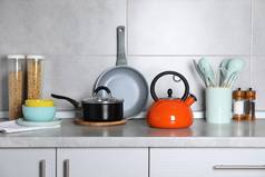 灰色台面上的炊具及其他厨房用具