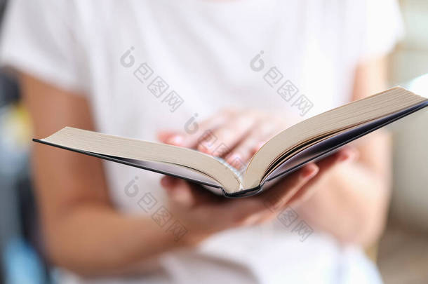书店里的妇女与打开的纸质书<strong>阅读</strong>畅销书的概念。在家庭特写中<strong>阅读</strong>和欣赏休闲业余爱好现代文学