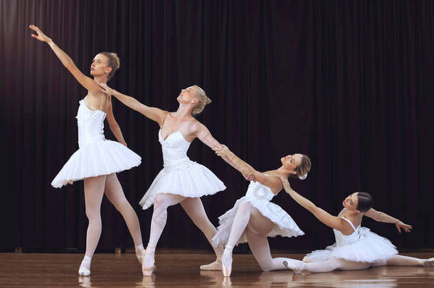芭蕾、舞蹈和团体<strong>舞台表演</strong>在有创意运动的艺术剧院进行。舞蹈演员、柔韧而年轻的女芭蕾舞演员优雅地共舞，<strong>表演</strong>天鹅湖戏装.