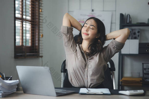 职业女性放松，是一个在办公室工作的女商人，她<strong>努力</strong>工作了很长时间后放松了下来，导致了疲劳和压力，她有了办公室综合症。<strong>努力</strong>工作的概念.