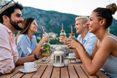 休闲度假的人和食物的概念.快乐的朋友一起在夏天的聚会上吃饭