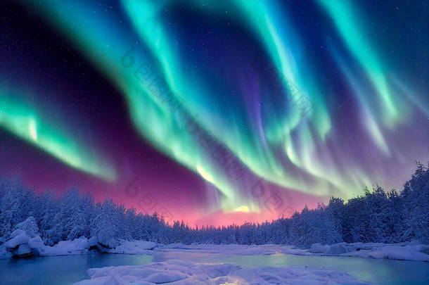挪威的北极星。高山上方的绿色北<strong>极光</strong>。带<strong>极光</strong>的夜空。带着<strong>极光</strong>和水面反射的冬夜风景.自然回来了