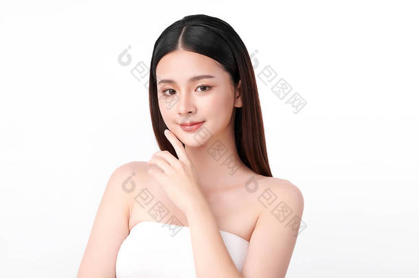 年轻美丽的亚洲女人，有着洁白的背景、<strong>脸蛋</strong>护理、面部护理、美容美发、美容美发、水疗、亚洲女性肖像.