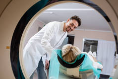 医院电脑断层扫描时放射学家对着妇女笑