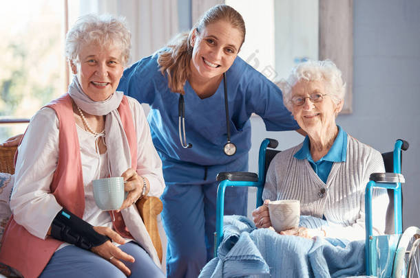 在保健检查、检查或咨询之后，为<strong>老年</strong>妇女提供疗养院、肖像和护士服务。与<strong>老年</strong>朋友一起在退休设施中生活的快乐、医疗和护理人员或<strong>医生</strong>