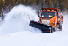冬季雪灾过后, 雪犁清理道路, 供车辆进入