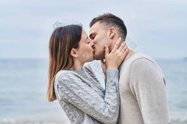 男男女女在海滨互相拥抱亲吻