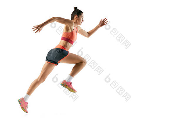 运动员在运动。穿着运动服跑步的年轻健身女运动员形象,训练时被白色背景隔离.动态的动作，跑技术。广告的复制空间