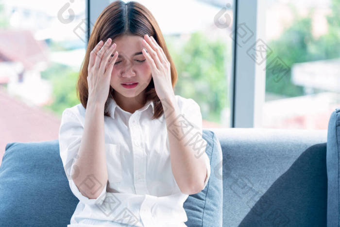 紧张紧张紧张的亚洲女人头疼有偏头痛摸她的图片-包图网企业站