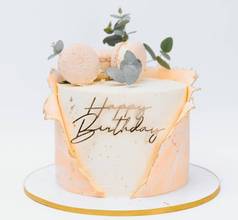 白色背景的生日快乐蛋糕.