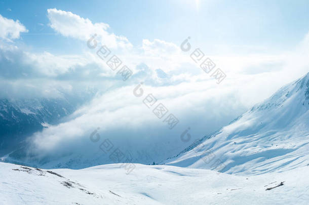 高山风景,山顶上覆盖着白雪和云彩.位于著名的圣安东阿尔伯格滑雪胜地的神奇云彩覆盖着高山的最高峰.
