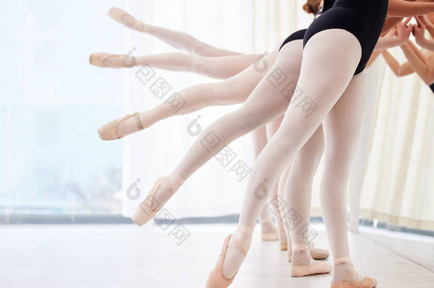 一个标志性的<strong>舞蹈团</strong>。一群芭蕾舞演员在练习一种舞蹈