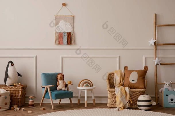 客厅内部的创意构成与蓝色扶手椅，咖啡桌，毛绒玩具，米色墙壁与填料，圆形地毯，木制块，编织篮和个人附件。家居装饰模板