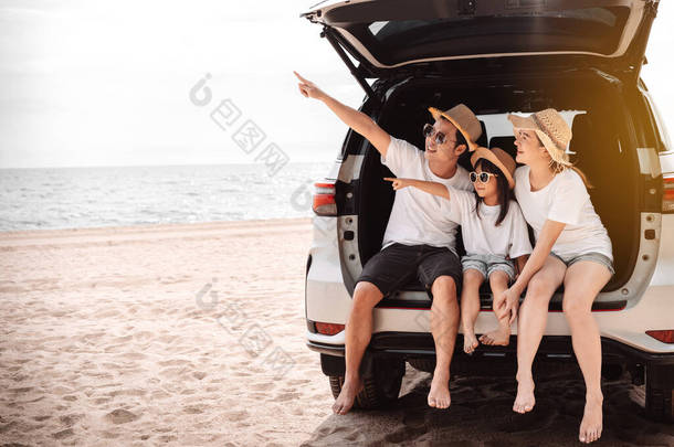 乘坐汽车旅行的家庭乘坐汽车旅行在夕阳西下的暑假旅行，爸爸，妈妈和女儿快乐地旅行，<strong>享受</strong>假期和放松在一起，<strong>享受</strong>空气，到达目的地
