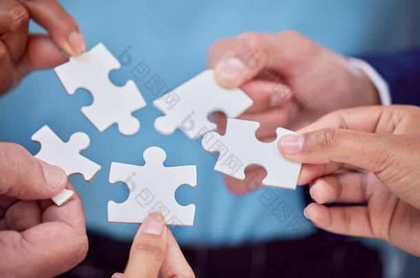 协作、创意和伙伴关系、团结与合作的人手、拼图和团队密切合作。商务人员<strong>运用</strong>协同增效、团队合作、整合或策略的缩放、手工和拼图公式.