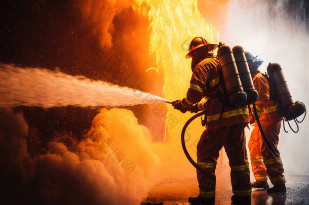 <strong>消防</strong>员使用旋翼水雾式灭火器与油火灭火，以控制火势的蔓延。<strong>消防</strong>员和工业<strong>安</strong>全概念