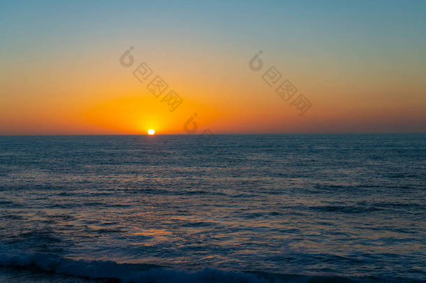 日出时美丽的海景。日出时的海景。户外日出时的海景。日出地平线上的海景照片.