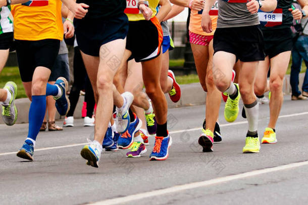 跑马拉松、慢跑城市赛、夏季体育活动的男女运动员