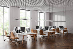 有白色和混凝土墙壁，深色木地板，一排有褐色椅子和高高的窗户的电脑桌的时髦的开放空间办公室角落。3d渲染