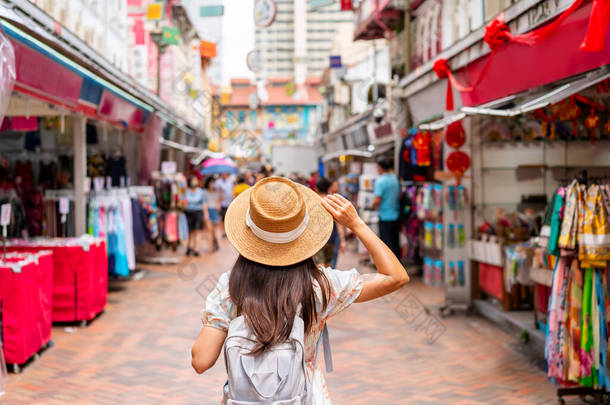 在新加坡唐人街市场散步的年轻<strong>女性游客</strong>