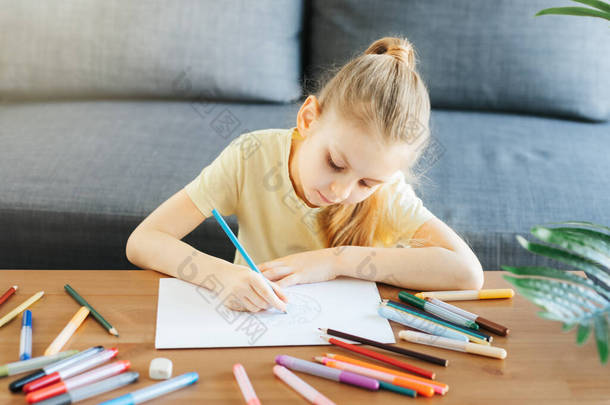 小女孩在家里用彩色铅笔画画.生态学概念，粉刷地球.