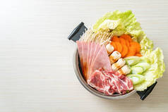 生肉蔬菜寿司或火锅黑汤.日式