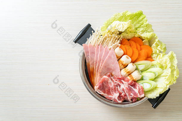 生肉蔬菜<strong>寿司</strong>或火锅黑汤.<strong>日式</strong>
