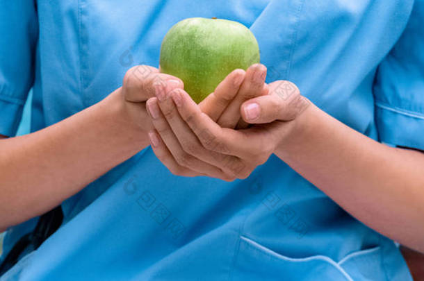 医学生手捧成熟绿色苹果的形象裁剪