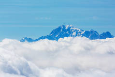 冬季瑞士阿尔卑斯山上美丽的高山风景，云彩斑斓