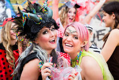 穿着性感服装庆祝德国狂欢节的妇女