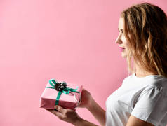 美丽的女人组成举行粉红色和柔和的绿色圣诞礼物为新年庆祝