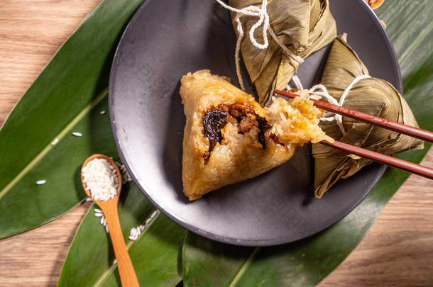 宗子，女人在木桌上吃蒸饭饺子，端午节食物，闭合，复制空间，顶视图，平铺