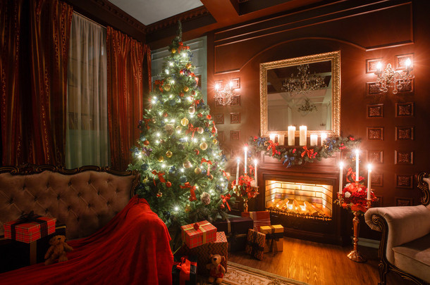 圣诞<strong>烛光</strong>晚会。与白色的壁炉、 装饰的树、 沙发、 大窗户和枝形吊灯经典公寓.
