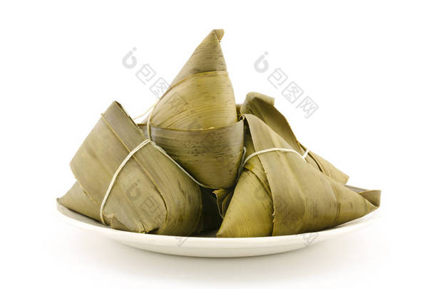传统包装的粽子或在盘子里，粽子隔离