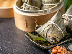 关闭, 复制空间, 著名的亚洲美味手工食品龙舟 (端武) 节, 新鲜从蒸笼蒸煮粽子形状的金字塔由树叶成分包裹