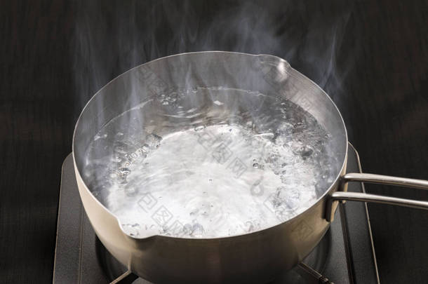 沸腾成热水的锅