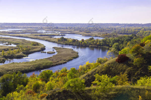 沃斯克拉河三角洲的全景在夏日。乌克兰的自然保护区景观。从上面可以看到一个蜿蜒平坦的河流洪水平原上的美丽景色。洪水泛滥的航空摄影