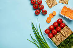 食物容器搭配新鲜健康蔬菜及蓝曲奇饼的最上层视图