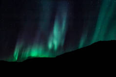 惊人的北挪威极光 (林瓦索), 山区和大海的背景