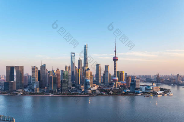 上海、美丽的浦东金融中心和黄浦江黄昏的景象.