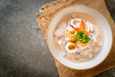 粥或煮米汤配海鲜(虾仁、鱿鱼和鱼)碗