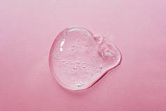 用气泡在粉红背景上贴合巨藻凝胶血清化妆品质地.