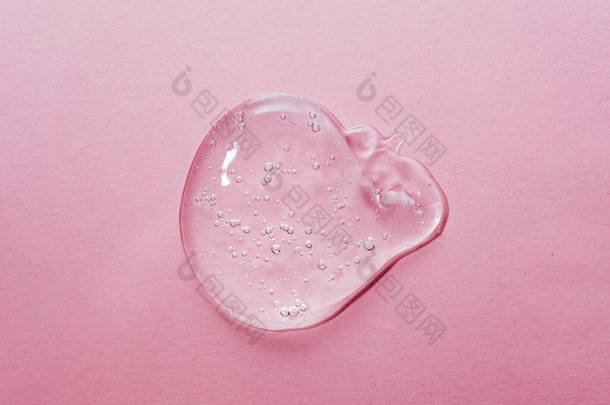 用气泡在粉红背景上贴合巨藻凝胶血清化妆品质地.