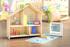 加热的概念。儿童玩具房子与地板采暖系统