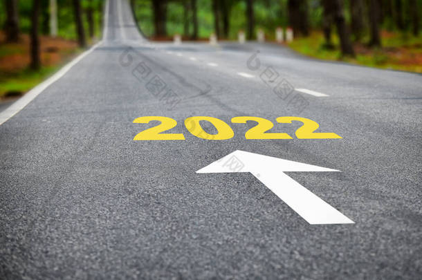 2022年的新年，柏油路面上有白色箭头。创业理念不断向前推进