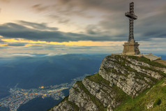美丽的日出，在山区和 caraiman 英雄十字架纪念碑在 bucegi 山脉、 喀尔巴阡、 罗马尼亚