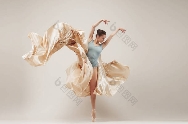 现代芭蕾舞演员在白色演播室背景下全身舞蹈.